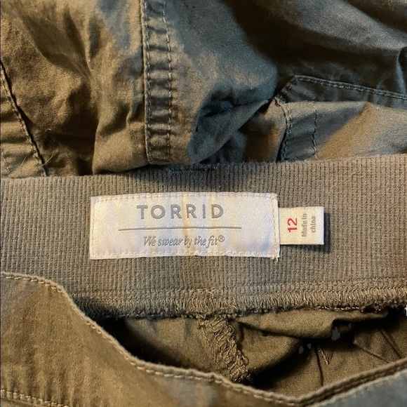 Torrid Olive Poplin Cuffed Rolled Lightweight Shorts - Picture 8 of 9